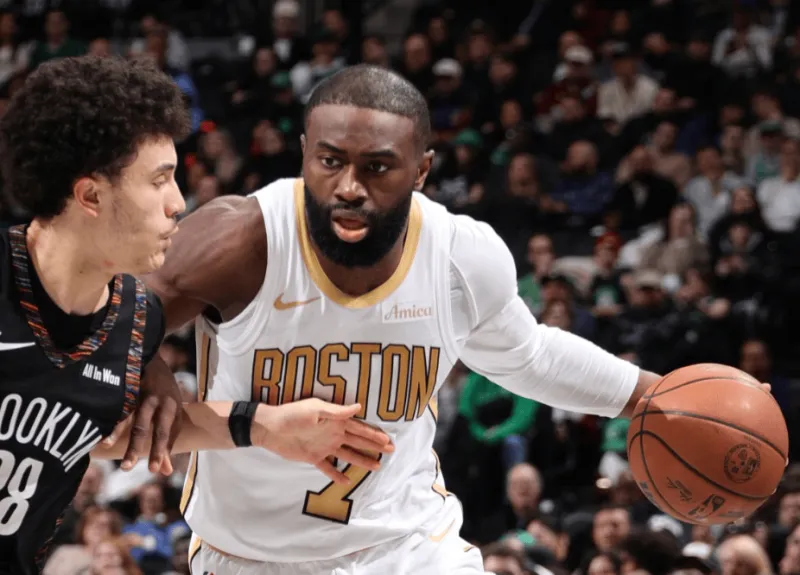 BOB半岛官网-27分10板12助！杰伦-布朗刷新个人常规赛生涯单场助攻纪录